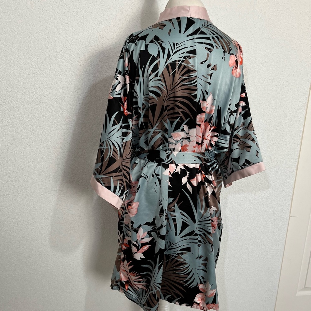 ⚠️SoLD⚠️Secret Treasures Fronds & Florals Belted Front Wrap Robe Short Sleeve - Picture 8 of 13